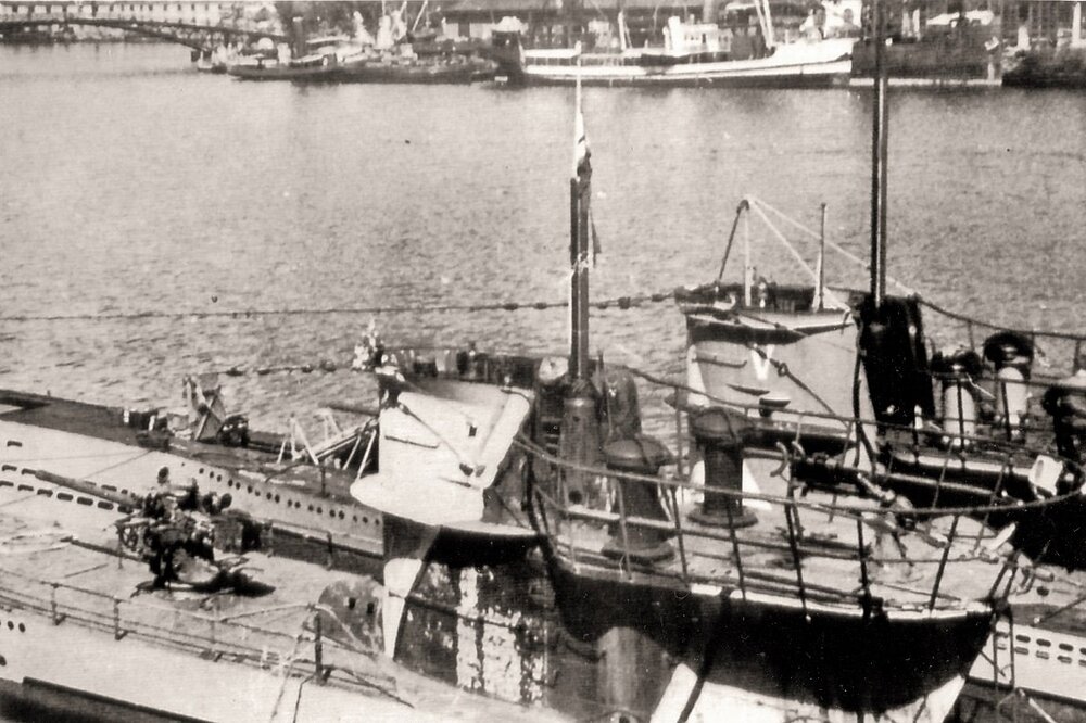 GER U 73 & U 561 & ITA Betta 5 (La Spezia 05-09-42) SS MG.jpg